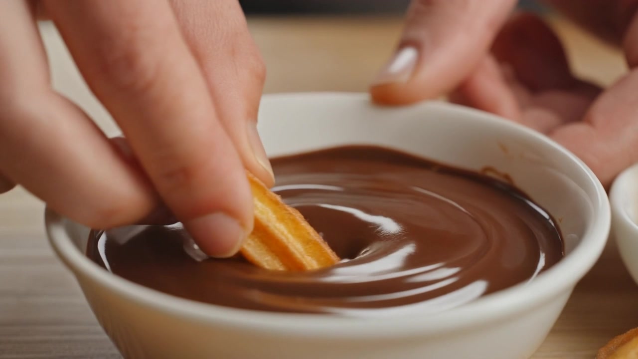 Mergulhando um Churro Crocante em Calda de Chocolate Derretido