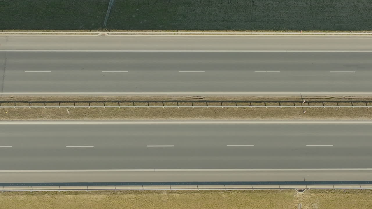 차선 표시가 명확한 고속도로에서 운전하는 자동차의 상단에서 아래로 볼 수 있습니다.