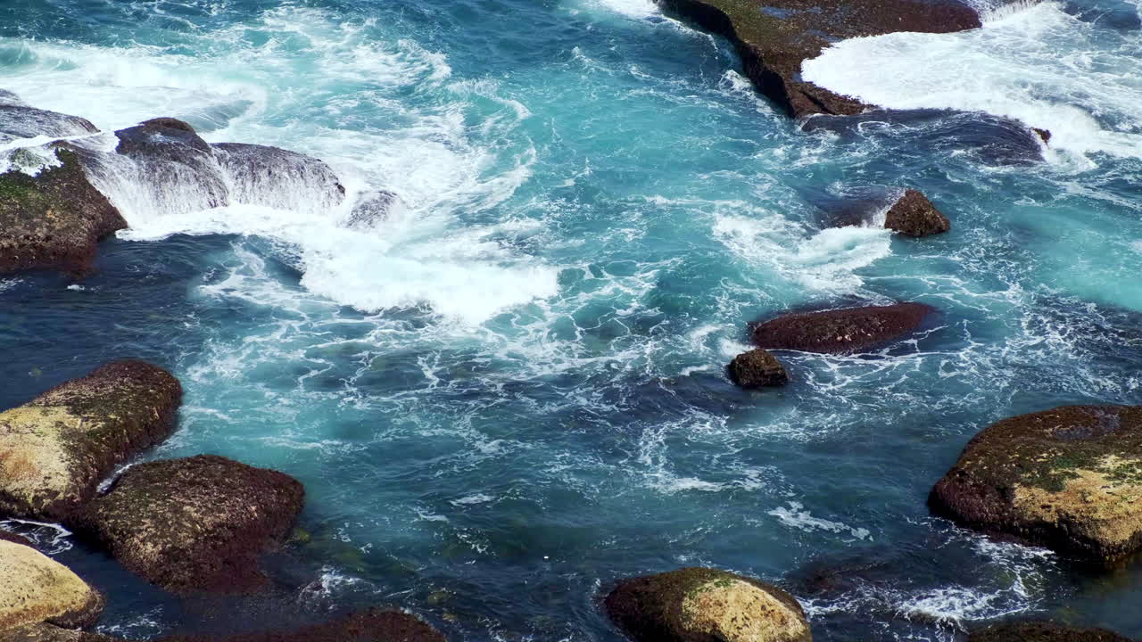 Lindas ondas azuis do mar em câmera lenta nas rochas na Austrália