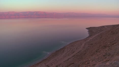 Rosa-Und-Lila-Farbtöne-Entlang-Der-Küste-Des-Toten-Meeres-In-Israel-In-Der-Abenddämmerung