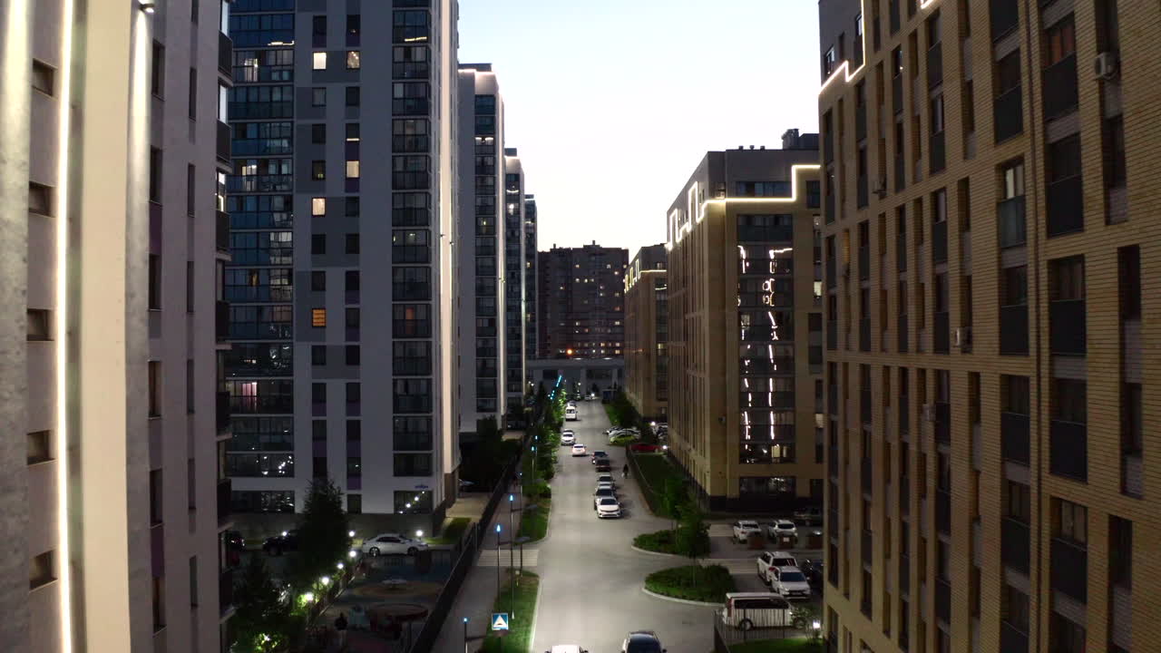 밤에는 현대적인 아파트 건물