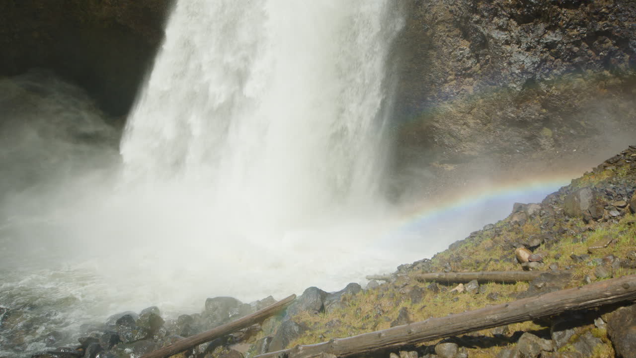 tiro hacia abajo de la inclinación de moul cae el flujo de agua con arco iris, canadá