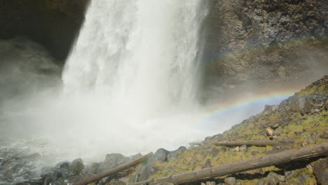 Tiro-Inclinado-Hacia-Abajo-De-Moul-Falls-Flujo-De-Agua-Con-Arco-Iris,-Canadá