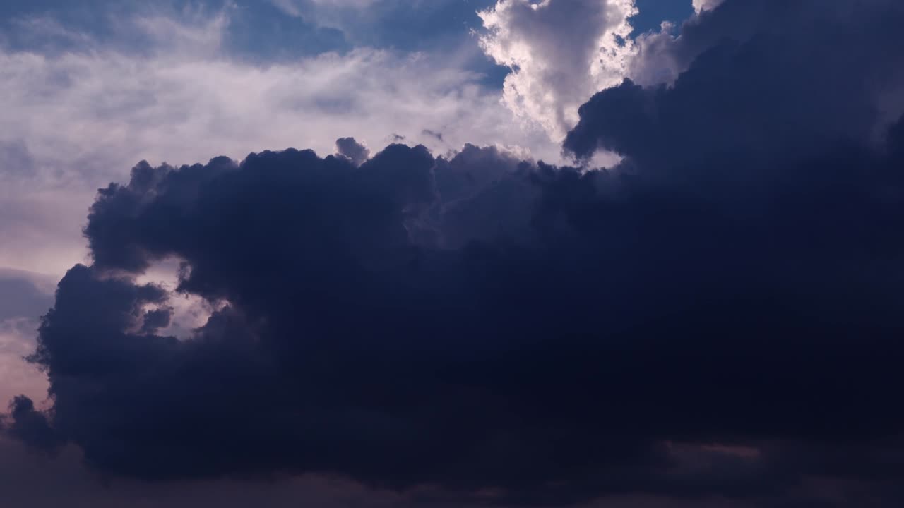 타임 스: 움직이는 극적인  구름을 통해 빛나는 태양