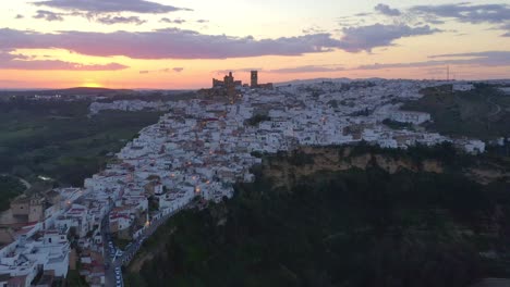 ciudad blanca en el acantilado al atardecer