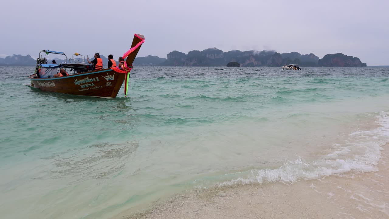 열대 해변 에 있는 롱테일 보트