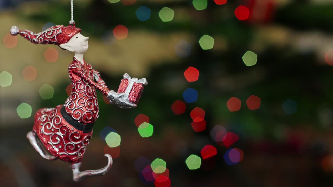 el gnomo de navidad sacude juguetes en bokeh. área del título