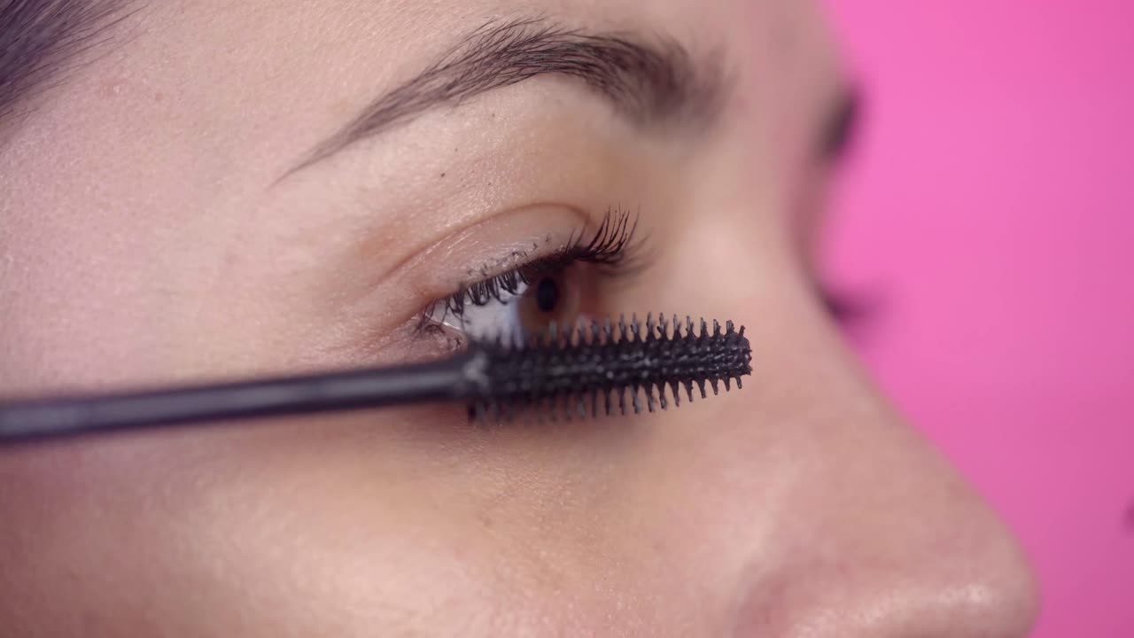 Primo piano di donna che applica il mascara alle ciglia
