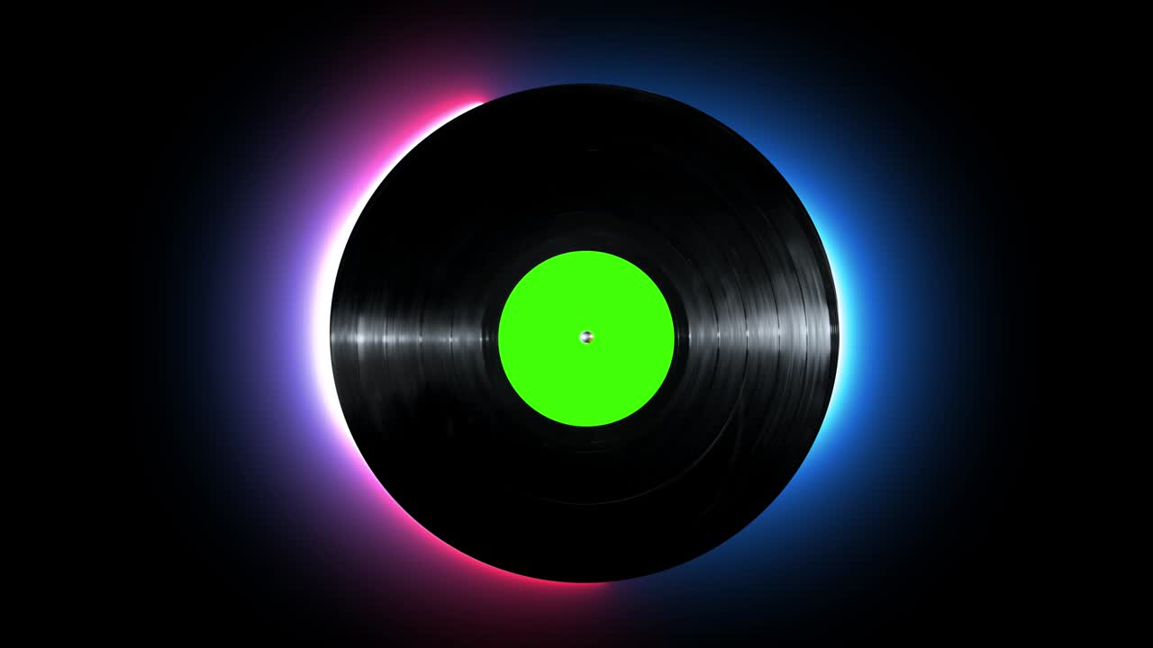 초록색 모의 스티커가 검은색 배경에 고립되어 회전하는 반이는 네온 라인 비닐 디스크.