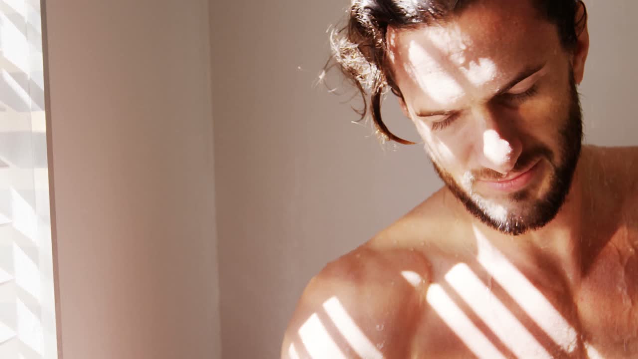 사람이 욕실에서 목욕을 하고 있다