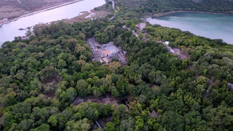 Alte-Römische-Ausgrabungsstätte-In-Albanien-In-Der-Nähe-Von-Griechenland-Mit-Altem-Amphitheater