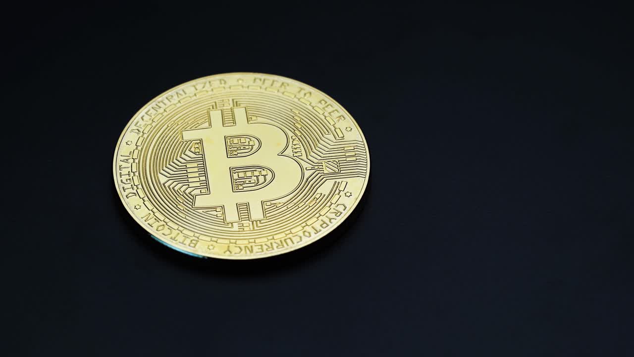 moneda virtual, bicoin, girando en sentido contrario a las agujas del reloj sobre un fondo oscuro