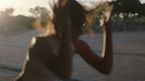 mujer bailarina joven bailarina hispana de hip hop en la ciudad disfrutando de frescos movimientos de baile urbano freestyle practicando expresión al atardecer de cerca