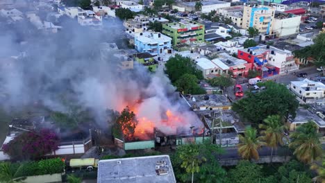 incendio en una fábrica de muebles, vista aérea