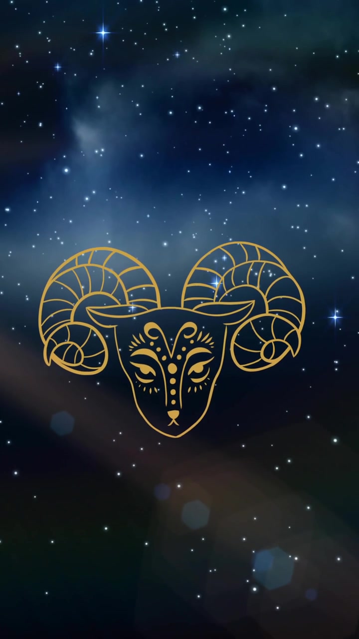 Animación del signo zodiacal de Aries sobre un sol brillante y estrellas en un cielo azul nocturno.