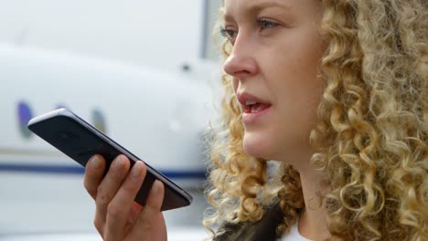 mujer de negocios hablando por teléfono móvil en la terminal 4k