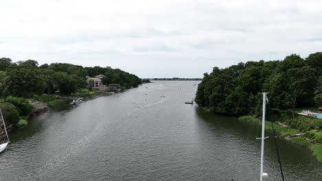 Eine-Luftaufnahme-über-Den-Saugatuck-River-In-Westport,-Connecticut-An-Einem-Bewölkten-Tag