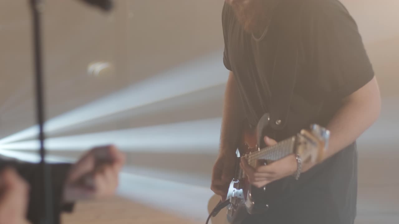 actuación en vivo de la banda con cantante, bajista, pianista, baterista y guitarrista