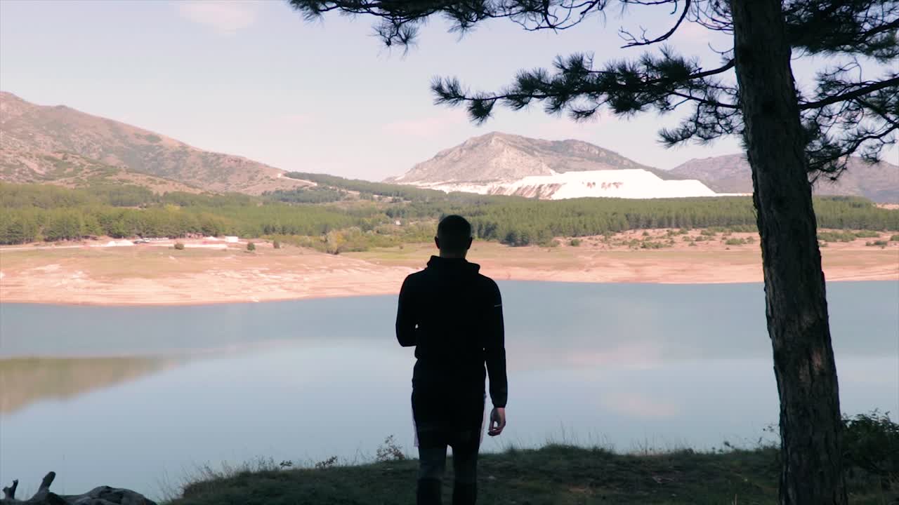 자연의 호수 근처에서 하이킹하는 사람