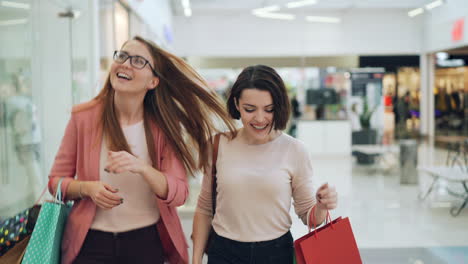 amigos de compras felices