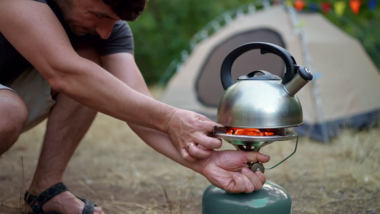 요리하는 남자 캠핑 케이틀