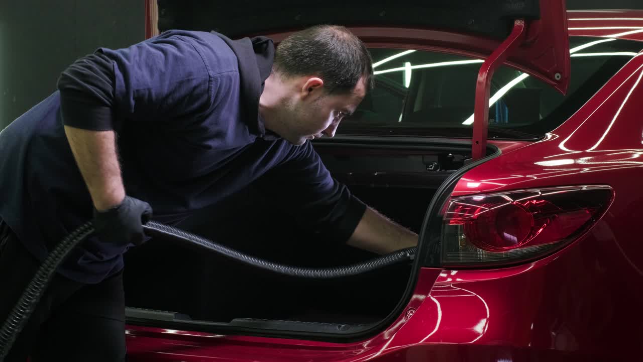 limpieza profesional de automóviles. lavado de sars. detalles interiores. limpieza en seco y detalles del interior de un automóvil. limpeza profunda de asientos. limpeza de espuma en el lavado de automóviles; limpieza del panel del automóvil del polvo. una aspiradora