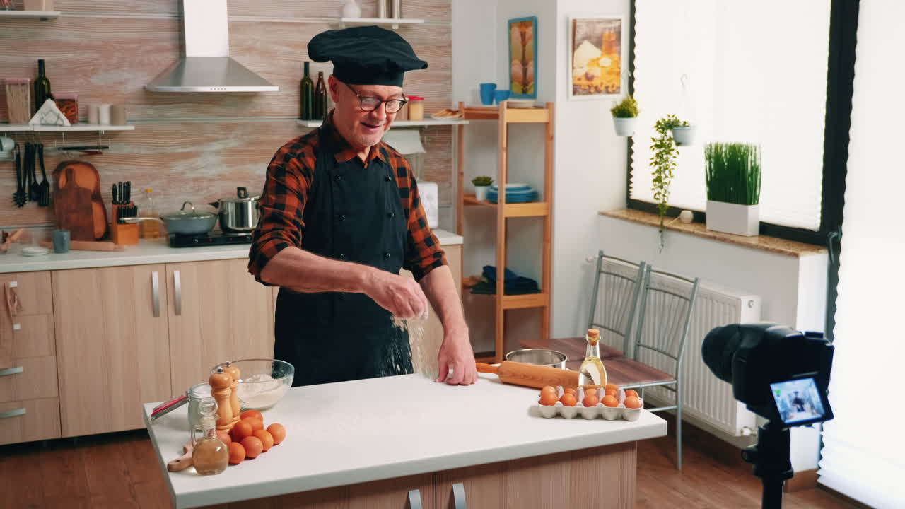 grabar un video culinario usando una cámara en un trípode