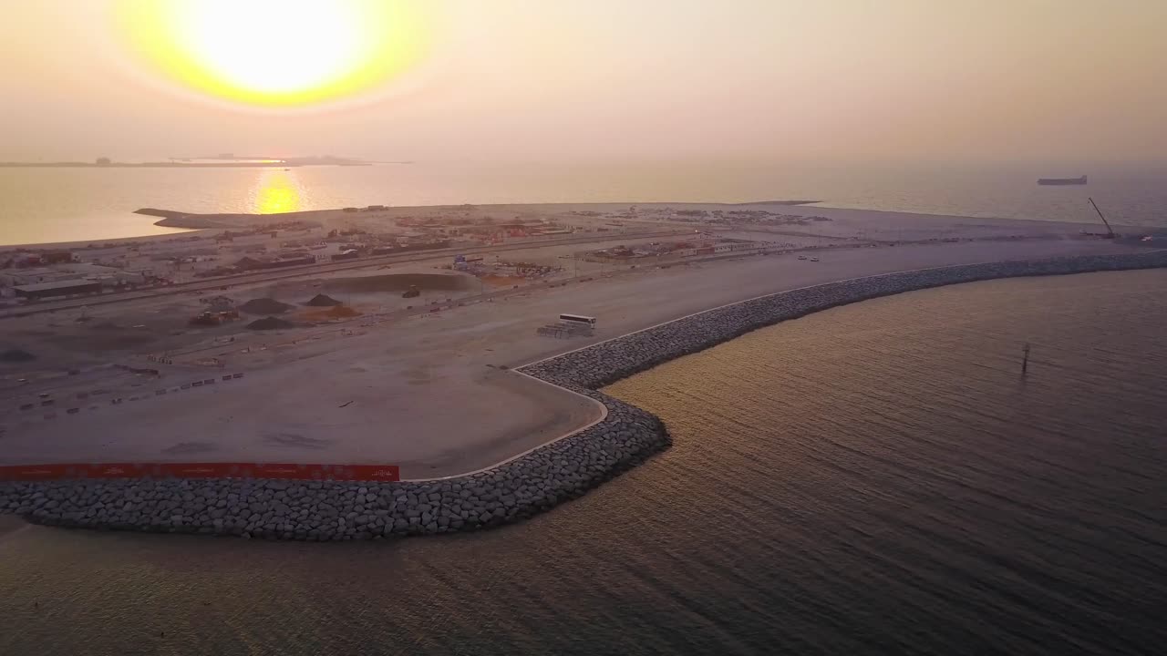 construcción de una isla artificial al atardecer