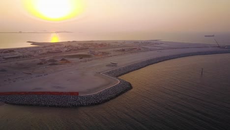 construcción de una isla artificial al atardecer