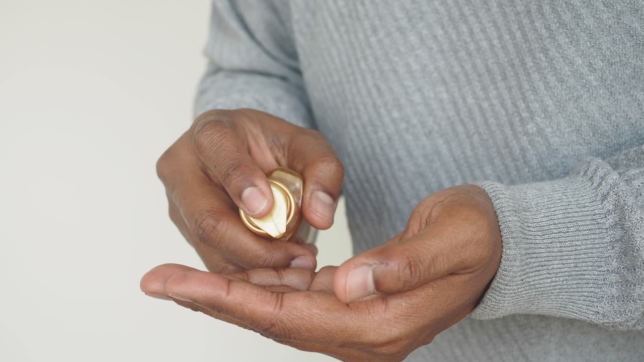 hombre aplicando loción a sus manos