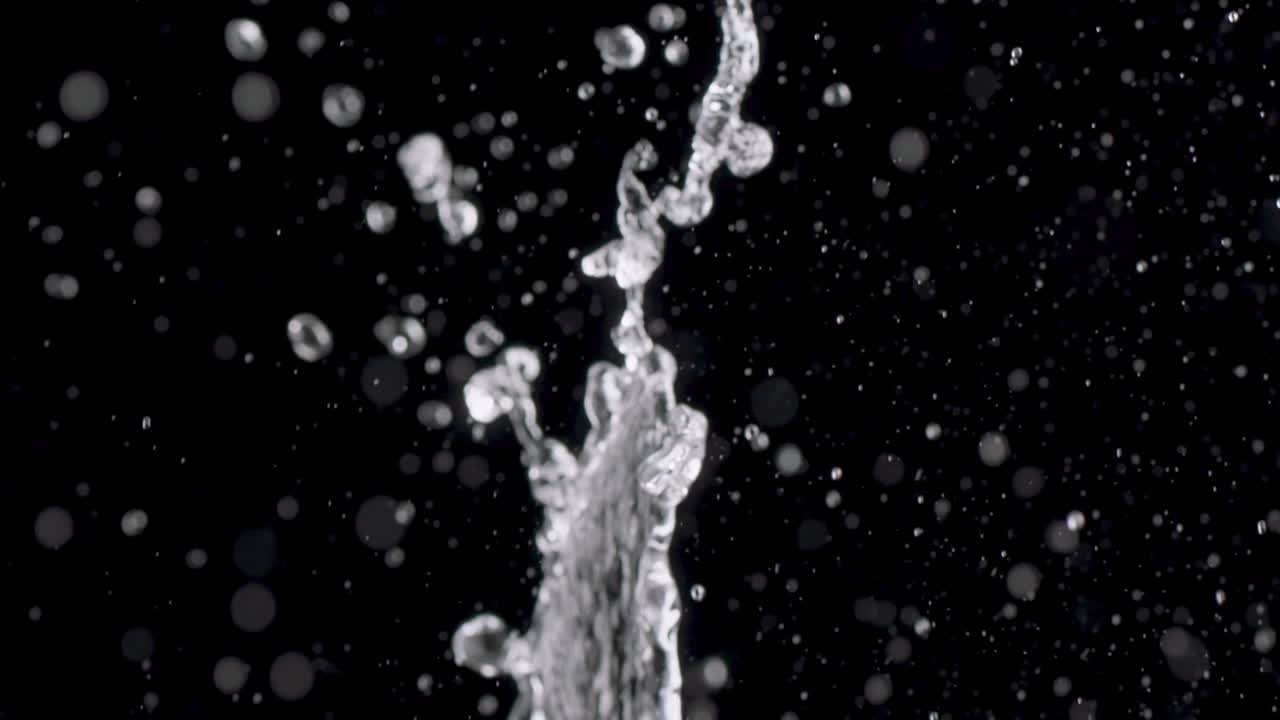 물이 터져나오고