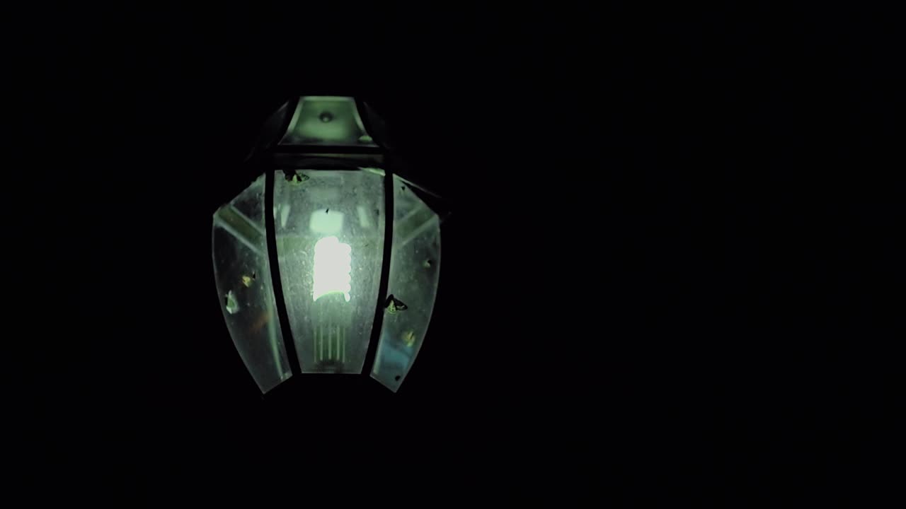 светящийся фонарь ночью