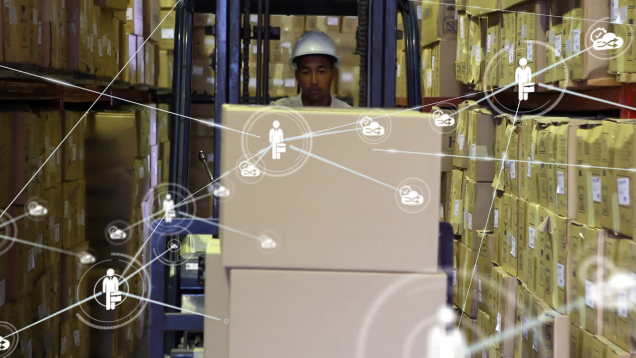 movimiento de cajas en el almacén, trabajador con conexiones de red animación sobre estantes de almacenamiento