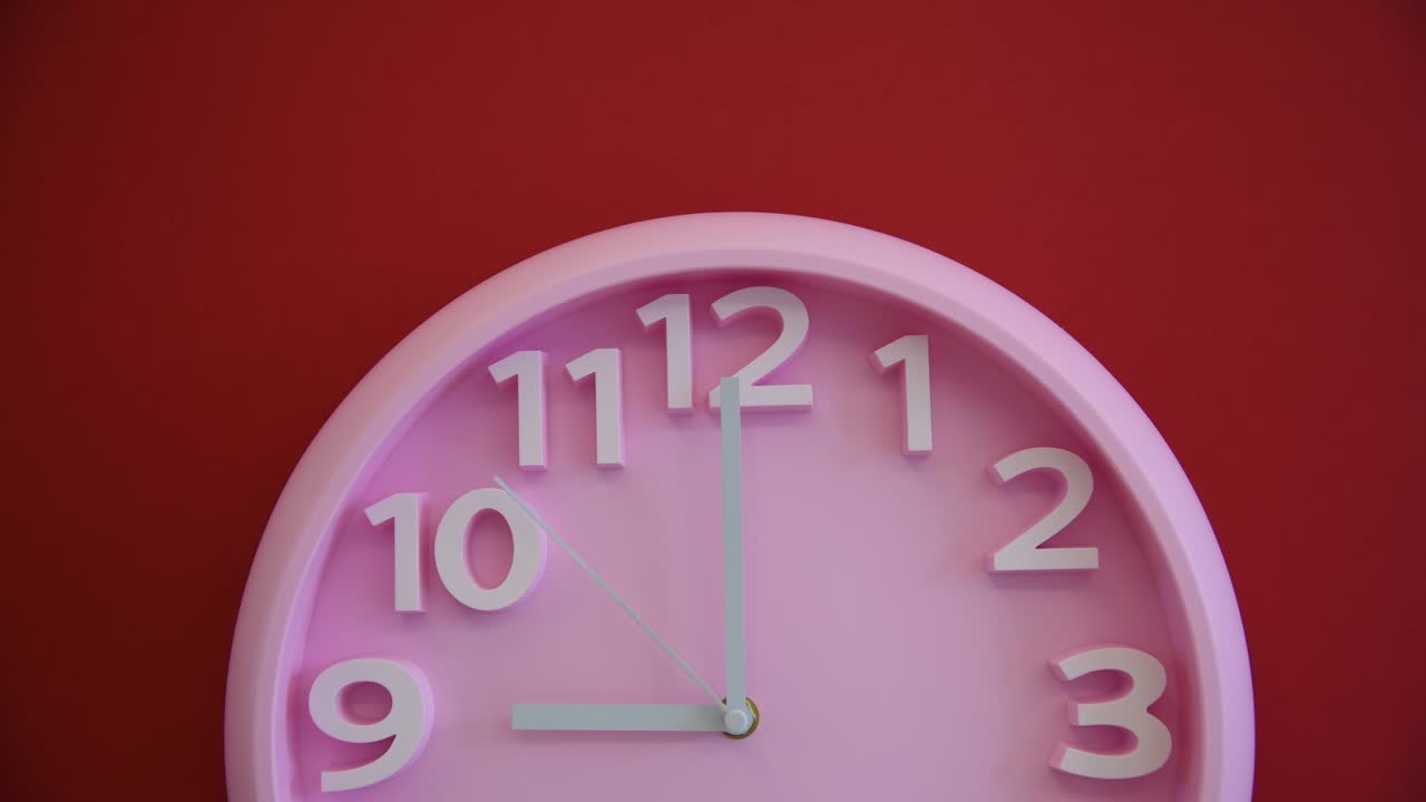 reloj de pared rosado sobre fondo rojo
