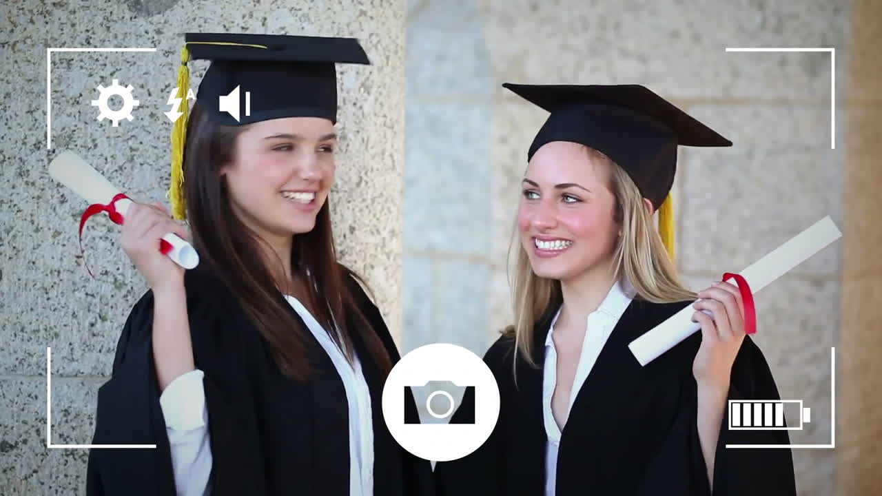 Tar bilder av avgangsstudenter med et digitalkamera