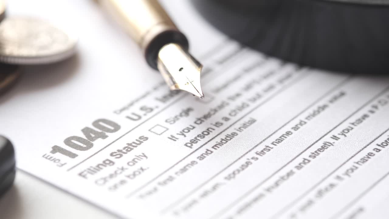 formulario de impuestos de estados unidos 1040 con accesorios