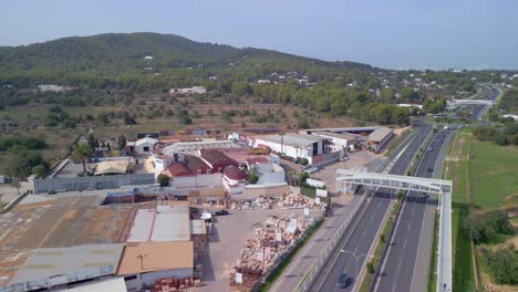 Autopista-Con-Rotonda-Al-Lado-Del-Templo-Del-Partido