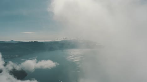 無人機在雲中飛高,揭示了危地馬拉的阿蒂特蘭湖