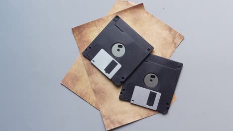 Eine-Alte-Vintage-Diskette-Auf-Grauem-Hintergrund