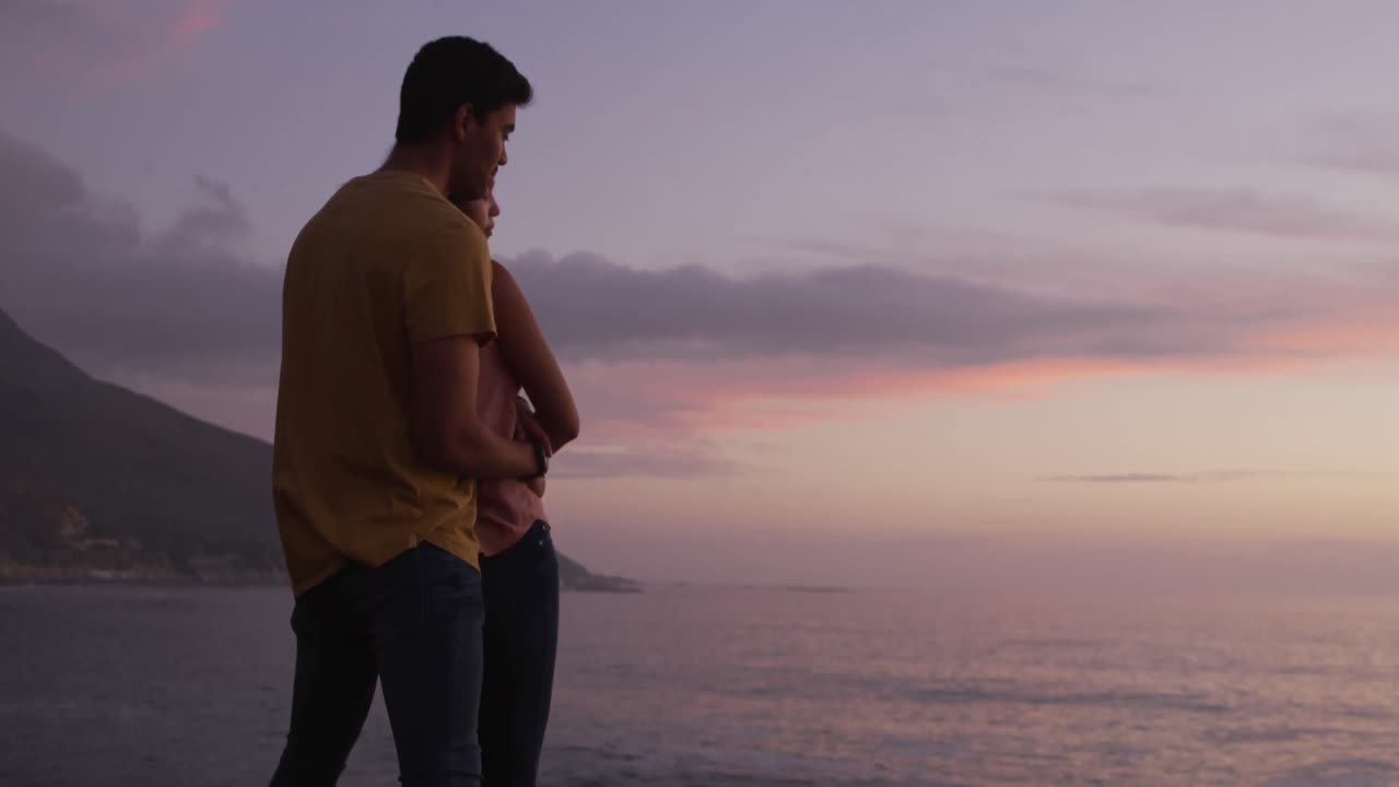 Pareja joven disfrutando la vista del atardecer