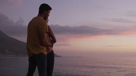una joven pareja disfrutando de la vista del atardecer
