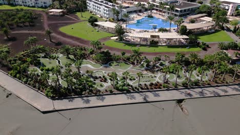 menschen, die auf dem radweg entlang des playitas-resorts in spanien radeln