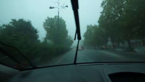 Coche-Encendiendo-Los-Limpiaparabrisas-En-Una-Calle-Inundada-Vista-Del-Asiento-Del-Conductor-Montpellier-Día-Lluvioso