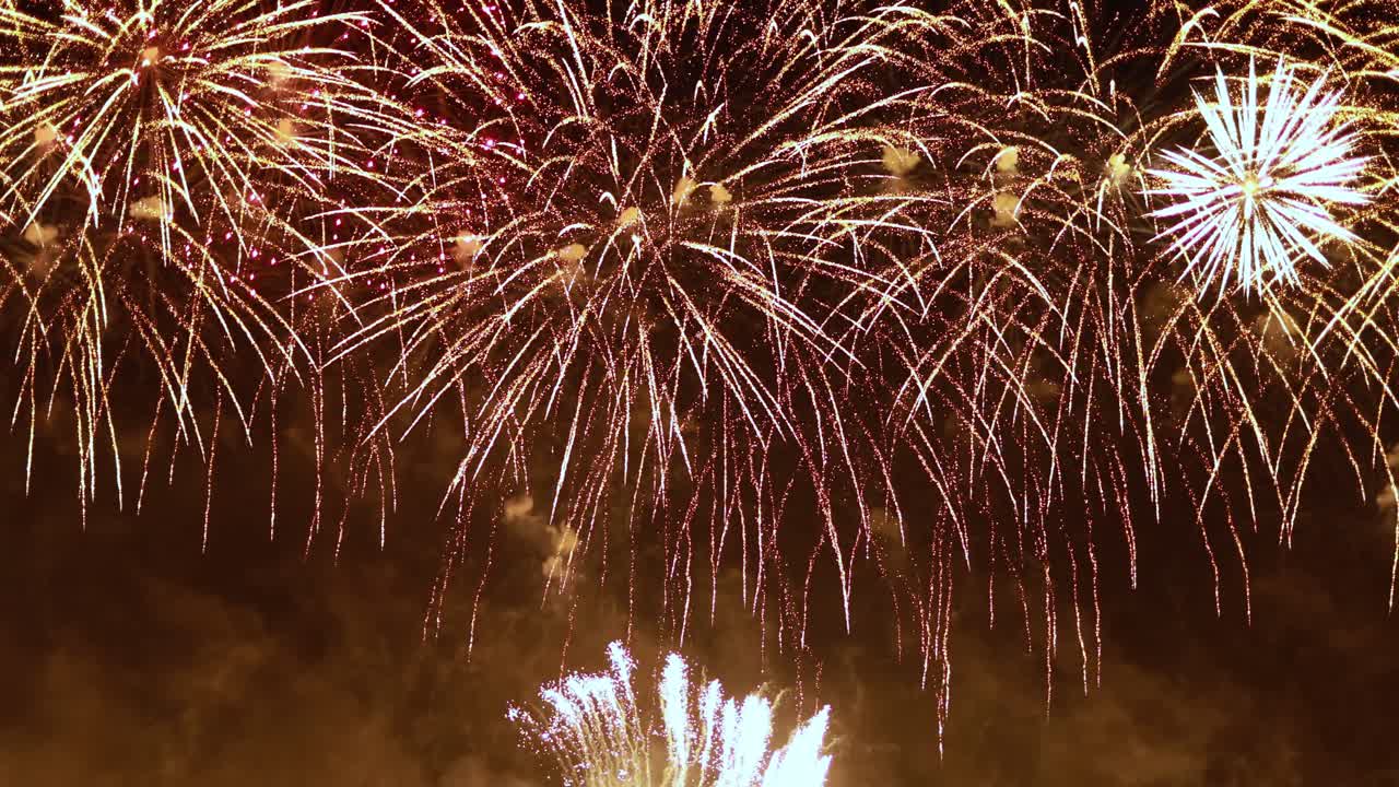 coloridos fuegos artificiales explotando en el cielo nocturno. celebraciones y eventos en colores brillantes.