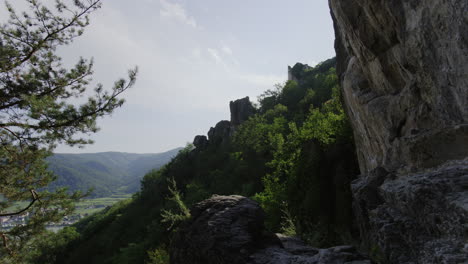 Raue-Natur-Im-Freien,-Wald,-Felsen,-Berglandschaft,-Tolle-Natur,-Sonnige,-Dunstige,-Atmosphärische,-Stetige-Panoramaaufnahme-Im-Kino,-Handgeführte-Hintergrund-Weitwinkelaufnahme