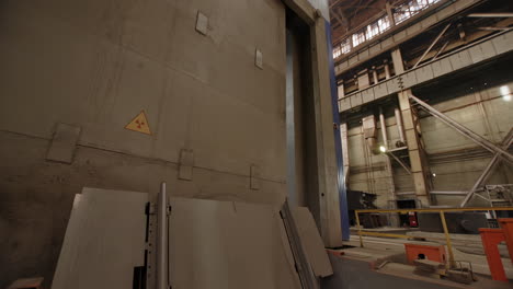 instalación industrial con señales de advertencia de radiación