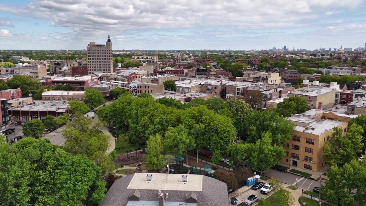 Riprese con drone di Wicker Park Chicago in una ripresa in discesa sul parco