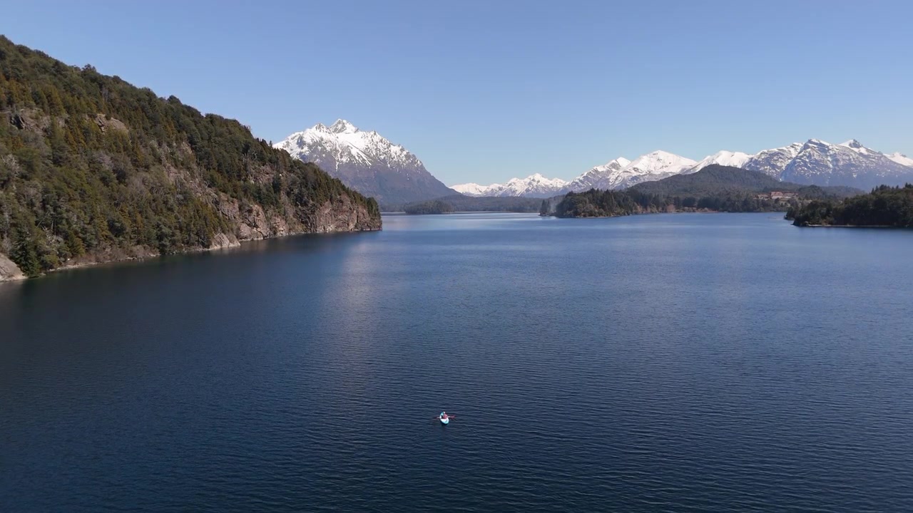 Kayak sul lago Perito Moreno, situato nel Circuito Chico, Bariloche, Argentina. Acqua blu, Ande innevate.