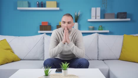 hombre aburrido solo en casa.