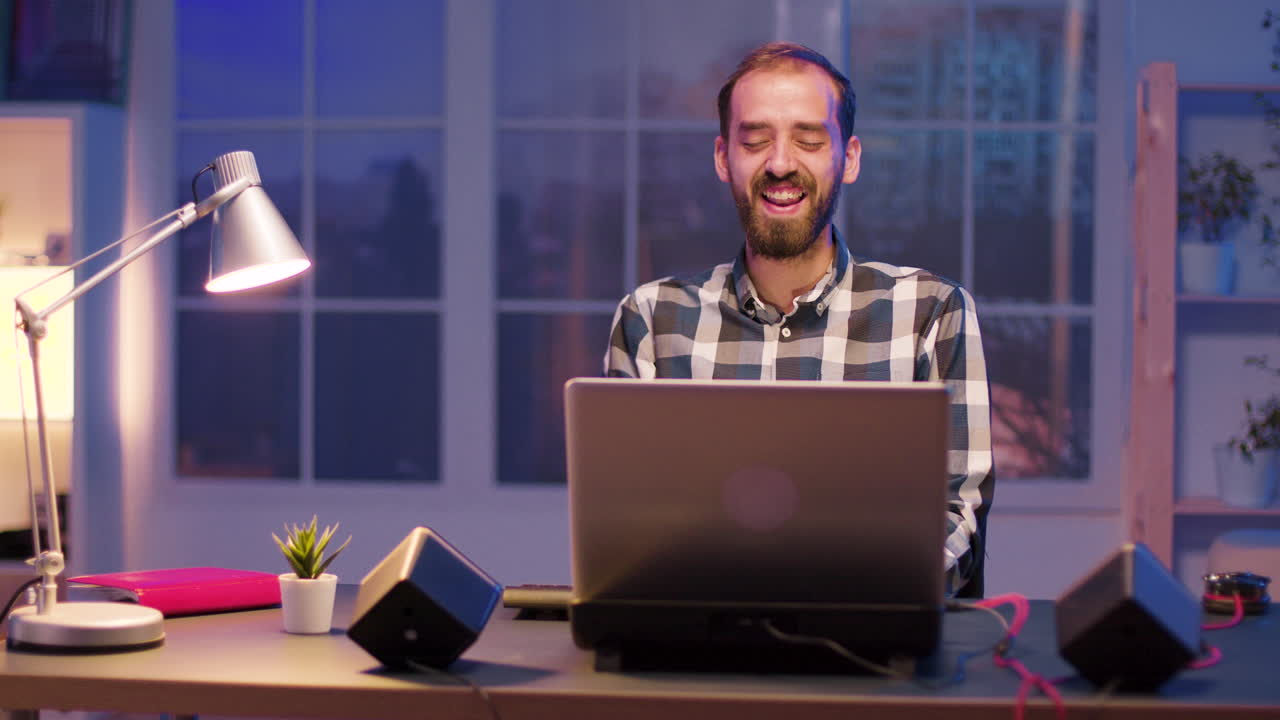 hombre trabajando en la computadora portátil por la noche
